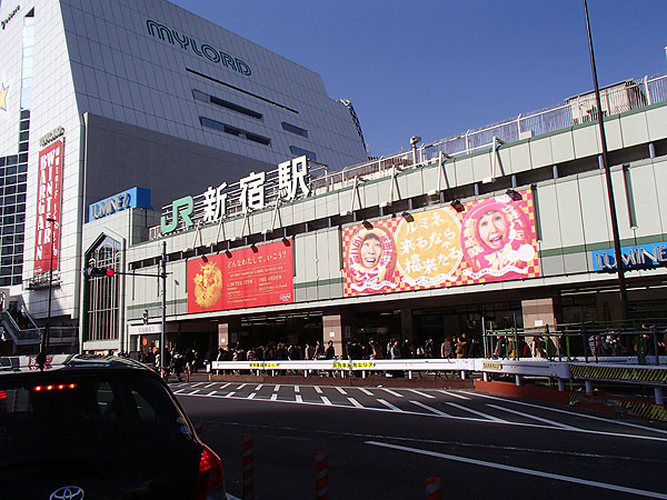 新宿駅（南口）前